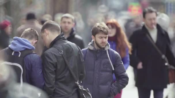 Dav. Mnoho lidí chodí po ulici. Kyjev. Ukrajina — Stock video