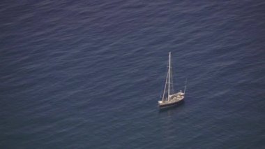 Denizde bir tekne. Sveti Stefan. Karadağ
