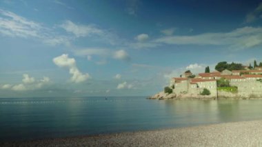 Sveti Stefan deniz kenarında bir turistik kasabadır. Karadağ. Gün
