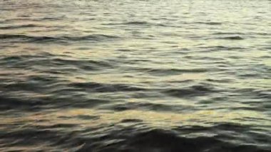 Gün batımında deniz suyu. Yakın plan. Sharm-el-Sheikh. Mısır.