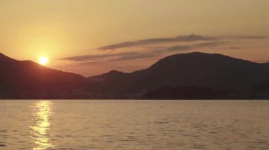 Akşamları deniz manzarası. Dağlar ve deniz. Karadağ