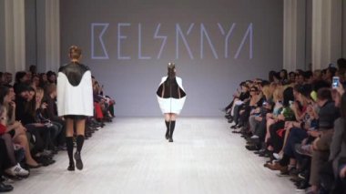 Moda gösterisinde podyumda manken kız.