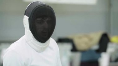 Eskrim. Düello sırasında eskrimci. Ağır çekim. Kyiv. Ukrayna