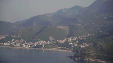Dağlar ve deniz. Kıyı manzarası. Karadağ. Gün