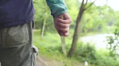 Elinde bıçak olan bir manyak.