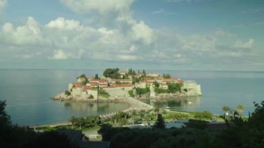 Sveti Stefan deniz kenarında bir turistik kasabadır. Karadağ. Gün