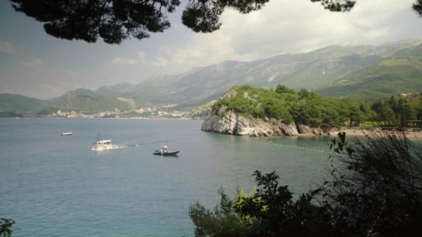 Montañas y el mar. Paisaje costero. Montenegro. Día. — Vídeos de Stock