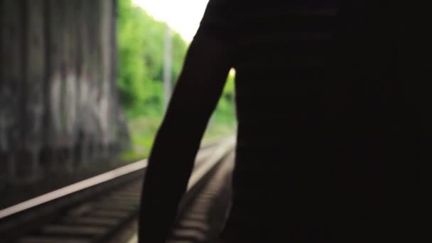 Maniak met een mes bij het spoor. — Stockvideo