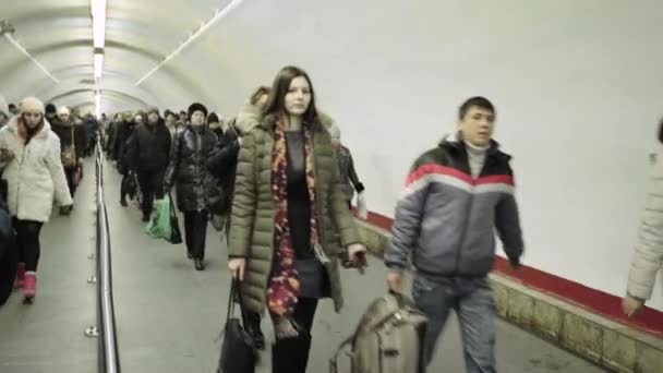 地下鉄の地下道を歩いている人々の群衆。キエフ。ウクライナ — ストック動画