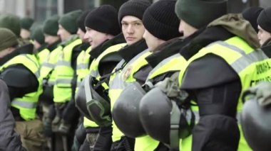 Ukrayna Ulusal Muhafız Birliği 'nin bir mangası Kyiv sokaklarında