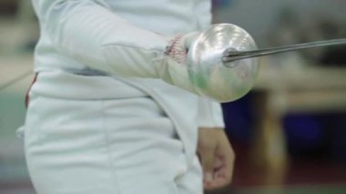 Eskrim. Düello sırasında eskrimci. Ağır çekim. Kyiv. Ukrayna