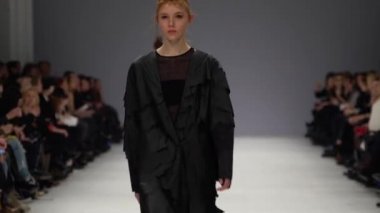 Moda gösterisinde podyumda manken kız.