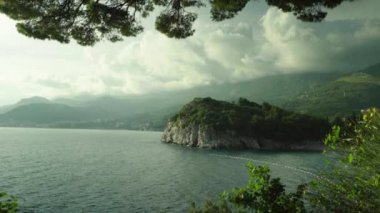 Dağlar ve deniz. Kıyı manzarası. Karadağ. Gün