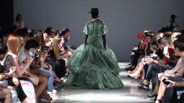 Moda gösterisinde podyumda manken kız.
