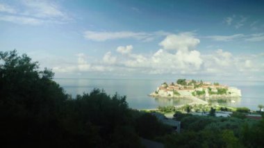 Sveti Stefan deniz kenarında bir turistik kasabadır. Karadağ. Gün