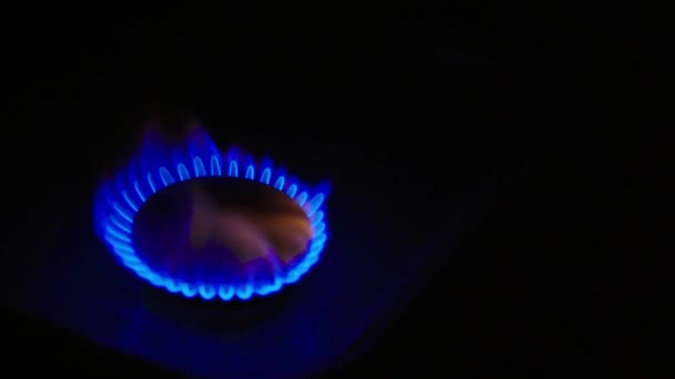 가스레인지에서 가스 스토커에 불을 지르는 모습 — 비디오