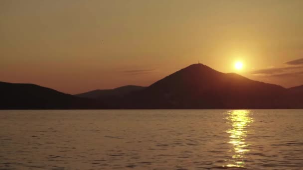 Paisaje marino por la noche al atardecer. Montañas y el mar. Montenegro — Vídeos de Stock