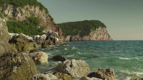 Bergen en de zee. Kustlandschap. Montenegro. Dag — Stockvideo