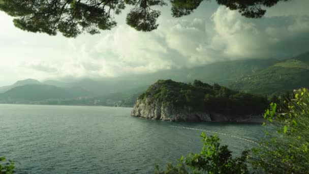 Montañas y el mar. Paisaje costero. Montenegro. Día. — Vídeos de Stock