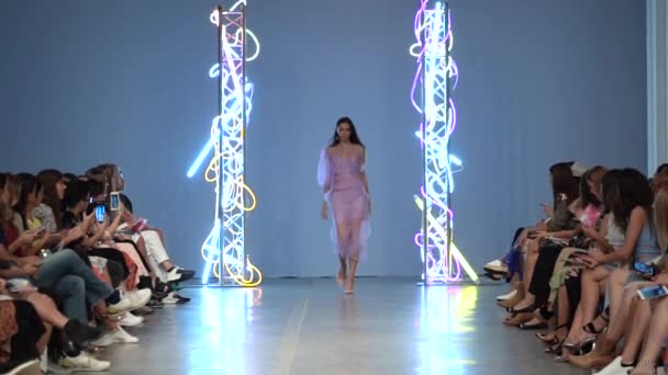 Meisje model op de catwalk bij fashion show — Stockvideo