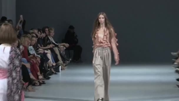 Meisje model op de catwalk bij fashion show — Stockvideo