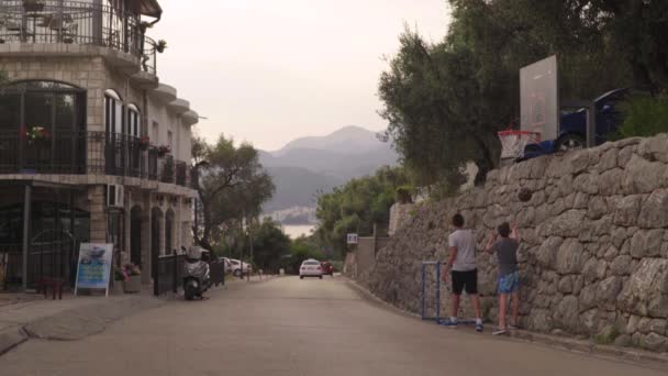 Sveti Stefan, Montenegro - 5 juli 2016. Inwoners van Sveti Stefan. Montenegro. Goedenavond. — Stockvideo