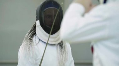 Eskrim. Düello sırasında eskrimci. Ağır çekim. Kyiv. Ukrayna