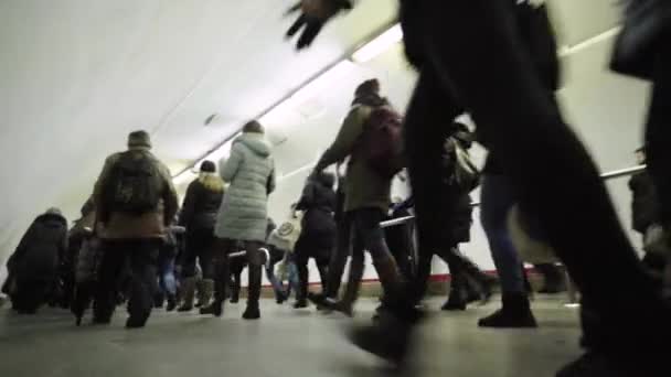 Una folla di persone che camminano lungo il sottopassaggio della metropolitana. Kiev. Ucraina — Video Stock