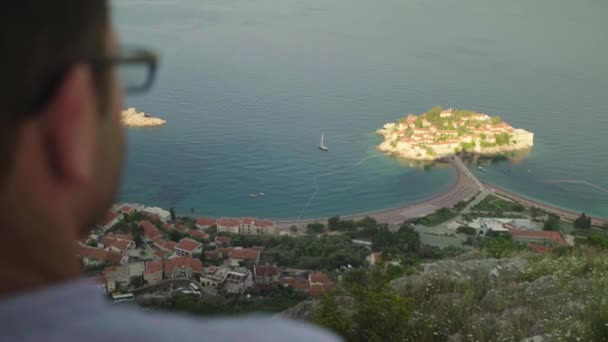 那个人俯瞰着大海。 Sveti Stefan 黑山. — 图库视频影像