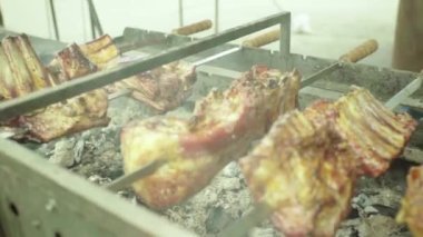 Et ızgarada kızarır. Yakın plan. B-B-Q.