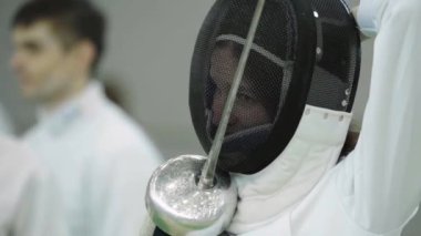 Eskrim. Düello sırasında eskrimci. Ağır çekim. Kyiv. Ukrayna