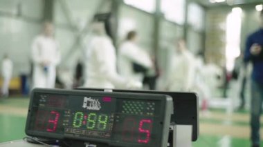 Eskrim. Düello sırasında eskrimci. Ağır çekim. Kyiv. Ukrayna