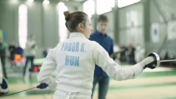 Schermen. Fencer tijdens een duel. Langzame beweging. Kiev. Oekraïne — Stockvideo