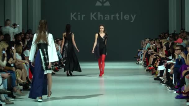 Girl model on the catwalk at fashion show — Stock Video