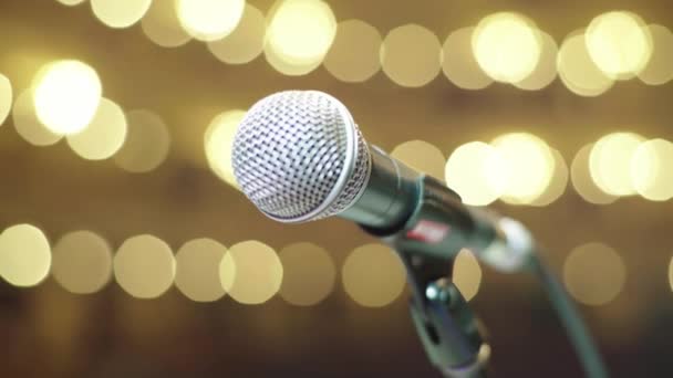 Microfoon op het podium close-up. — Stockvideo