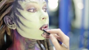 Kızları uydurma yöntemi. Ağır çekim. Comic con. KostümComment