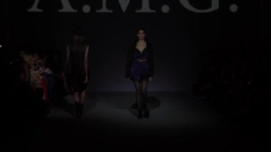 Moda gösterisinde podyumda manken kız.