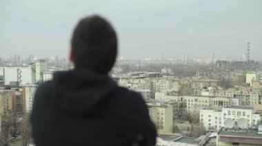 Bir adam büyük bir şehre bakar. Kyiv. Ukrayna.