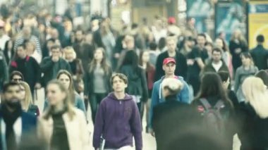 Kalabalık. Birçok insan caddede yürür. Kyiv. Ukrayna