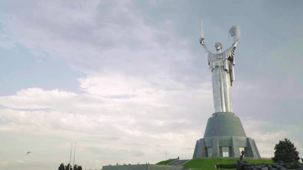 Monument Motherland i Kiev. Ukraina — Stockvideo