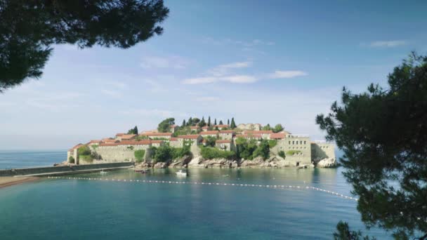 Sveti Stefan é uma cidade turística à beira-mar. Montenegro. Dia — Vídeo de Stock