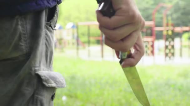 Maniaco con un cuchillo cerca del patio — Vídeos de Stock