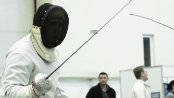 Fäktning. Fencer under en duell. Sakta i backarna. Kiev. Ukraina — Stockvideo