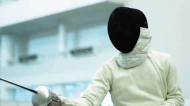 Eskrim. Düello sırasında eskrimci. Ağır çekim. Kyiv. Ukrayna