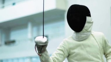 Eskrim. Düello sırasında eskrimci. Ağır çekim. Kyiv. Ukrayna