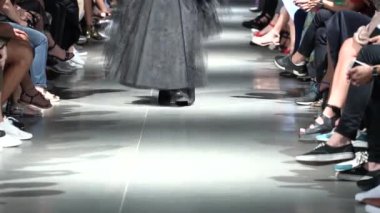 Moda gösterisinde podyumda manken kız.