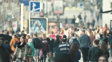 Sokakta yürüyen bir kalabalık. Ağır çekim. Kyiv. Ukrayna