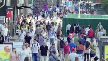 Sokakta yürüyen bir kalabalık. Ağır çekim. Kyiv. Ukrayna