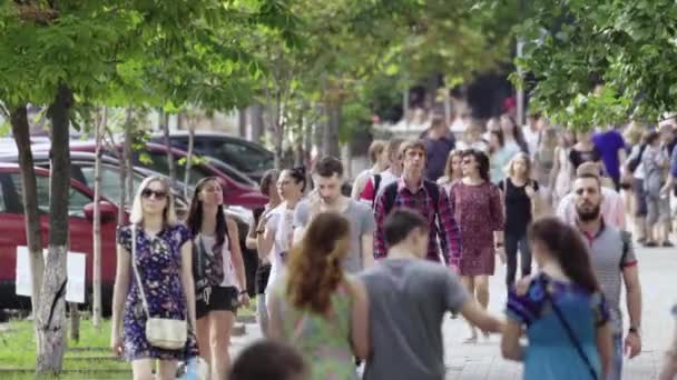 Multidão. Muitas pessoas caminham pela rua. Kiev. Ucrânia — Vídeo de Stock