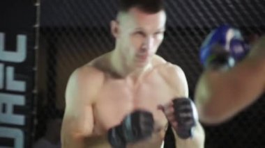 Mma sekizgeninde dövüş. Ağır çekim. Kyiv. Ukrayna